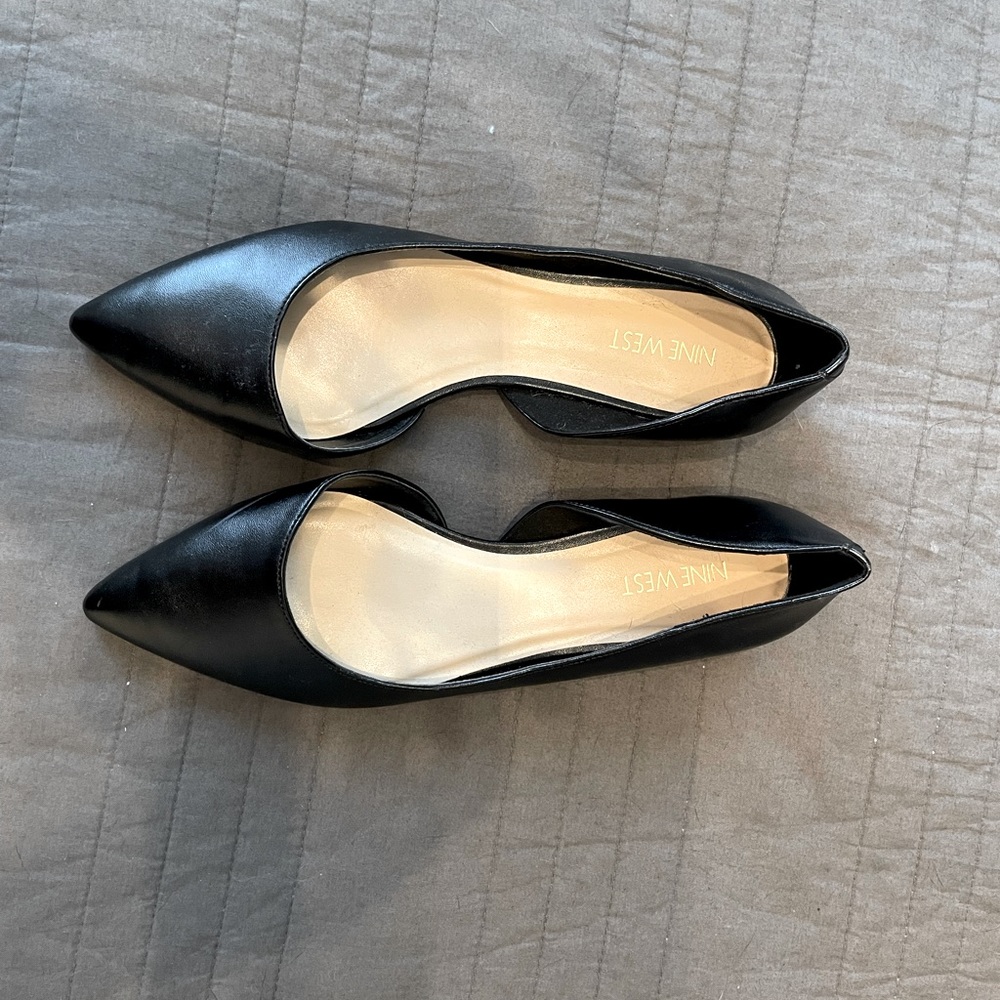 Like new size 8 Nine West flats